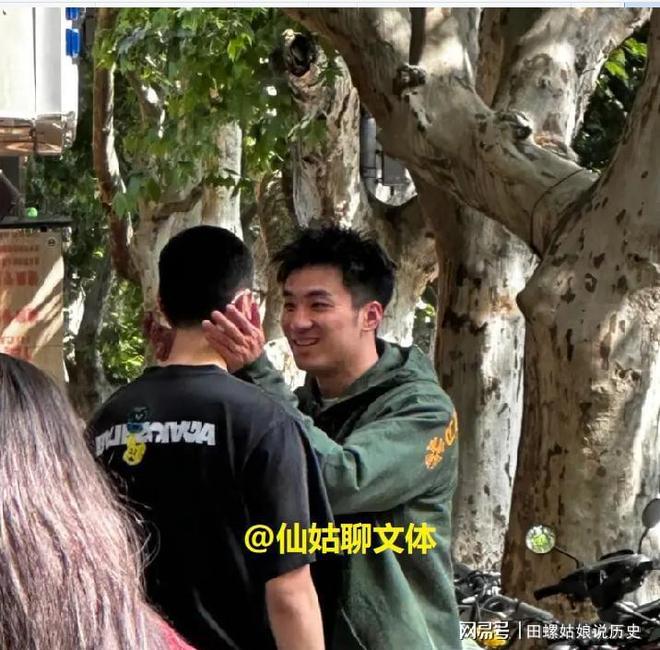 j9游会真人游戏第一品牌-于德豪与胡明轩在上海重聚小胡瘦身明
